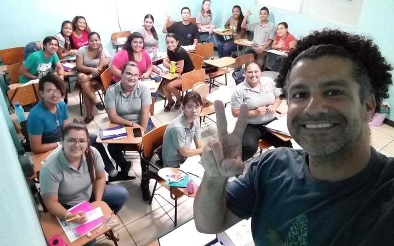 ITA Alum with Costa Rican students